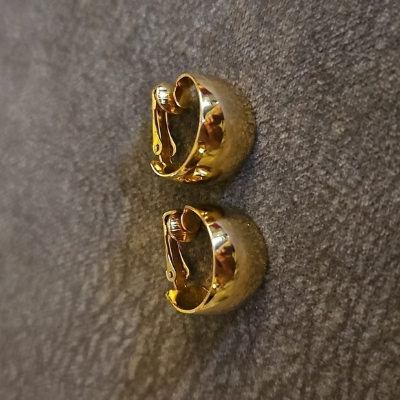3/$30 VTG Goldtone Chunky Clip-on Hoop Earrings - Picture 2 of 8